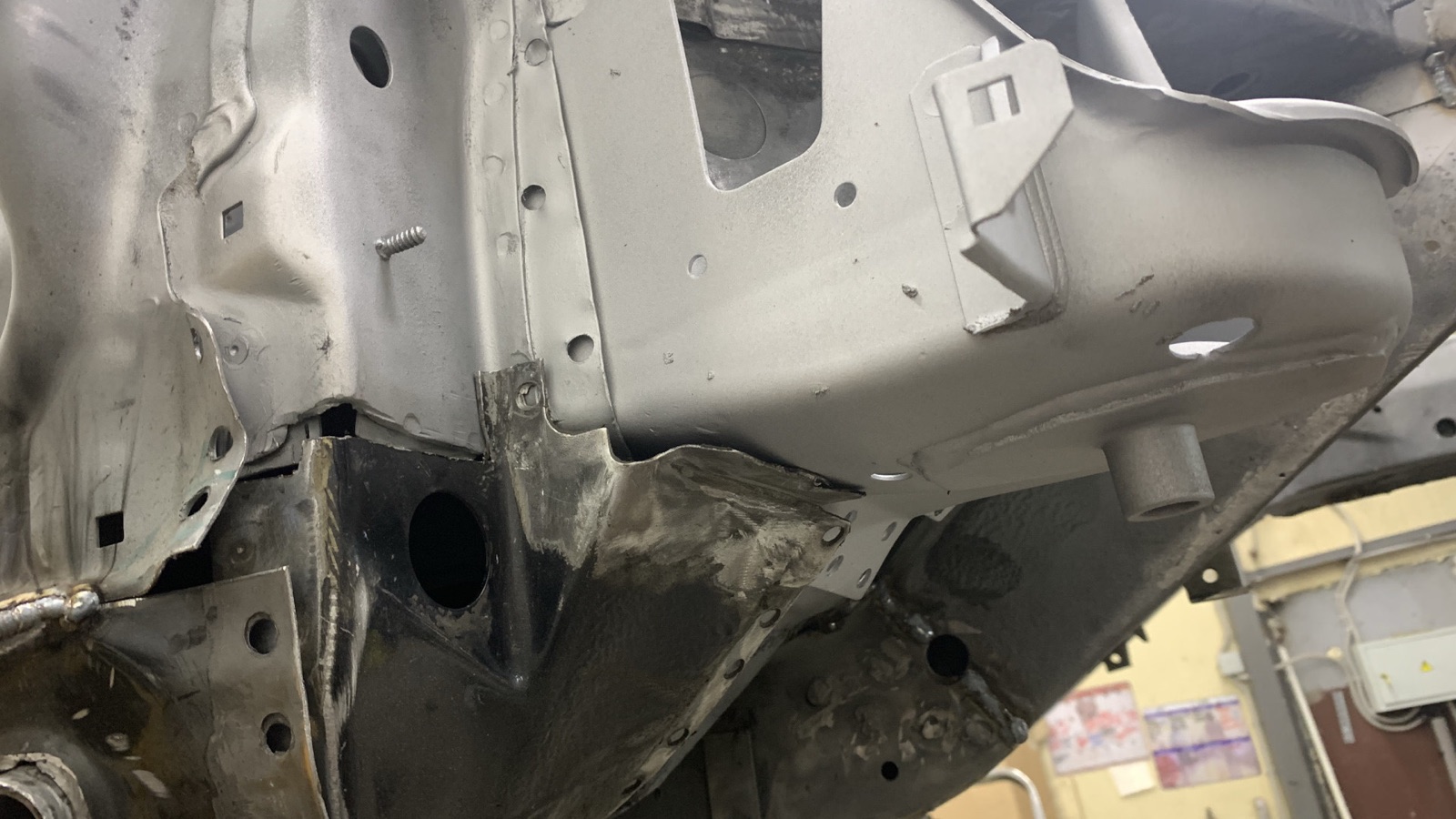 Крупный план кузовной панели Mercedes-Benz W140 со следами сварочного ремонта в ходе кузовных работ в клубном гараже