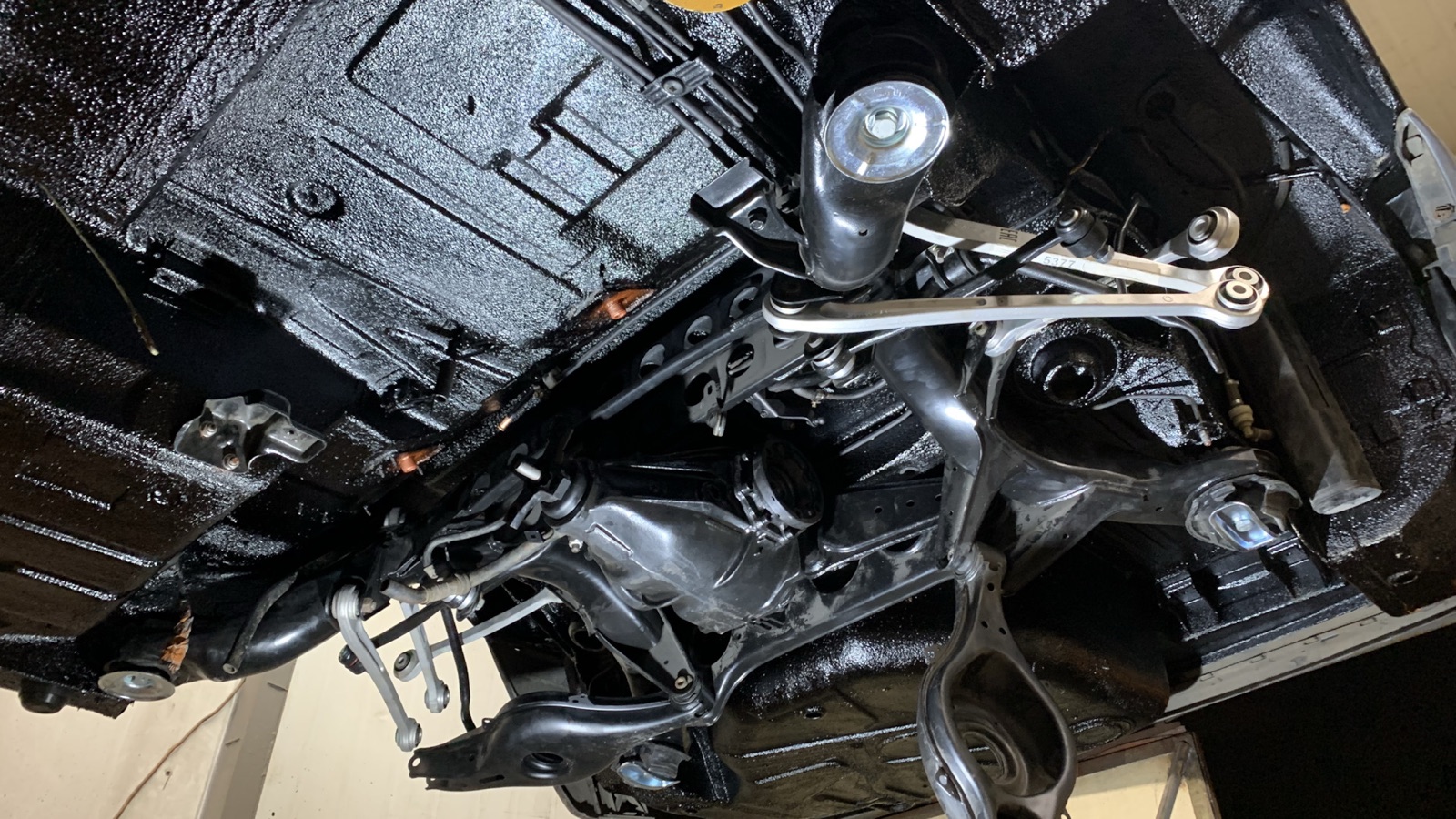 Передняя подвеска и подрамник Mercedes-Benz W140 снизу — рычаги, рулевые тяги, стойки — в клубном гараже