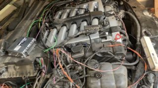 Моторный отсек Mercedes-Benz W140 с большим количеством дополнительной проводки после стороннего вмешательства