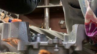 Корпус тормозного суппорта Mercedes-Benz W140 в процессе переборки
