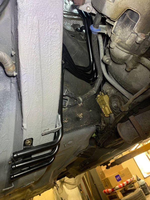 Трубки отопителя Вебасто, проложенные вдоль порога Mercedes-Benz W140 под днищем