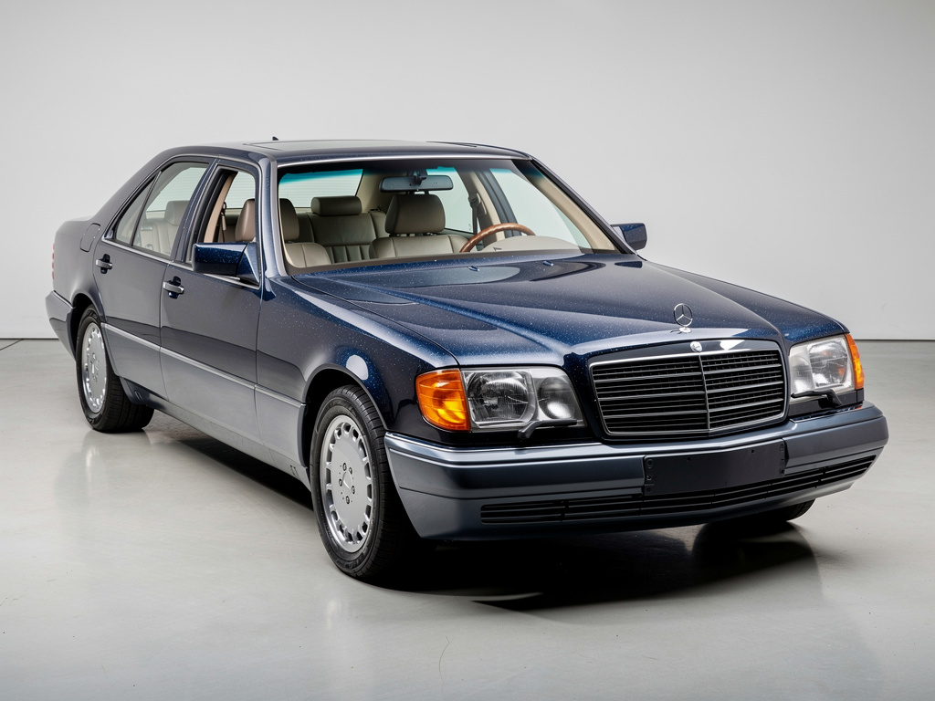 Mercedes-Benz W140 в дилерском/студийном освещении