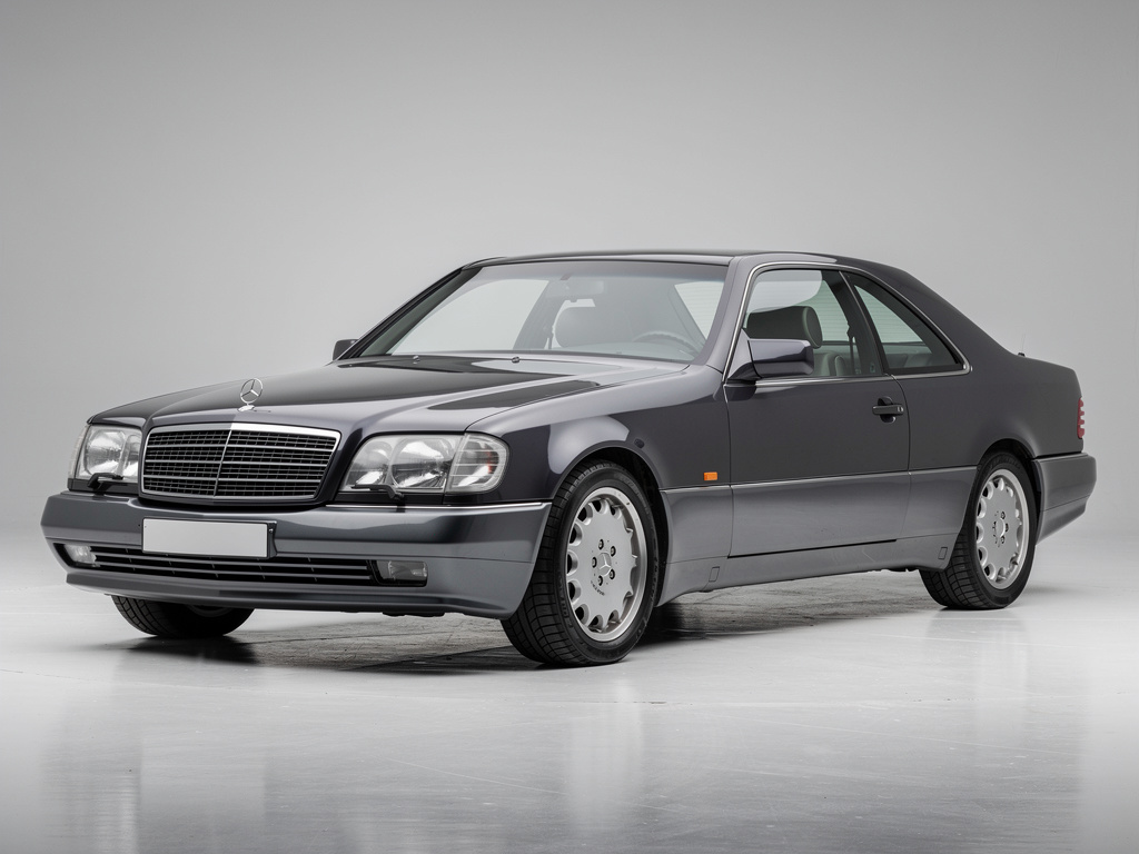 Двухдверное купе Mercedes-Benz C140/CL в студийном ракурсе 3/4 спереди — виден безрамочный кузов без центральной стойки и заниженная линия крыши