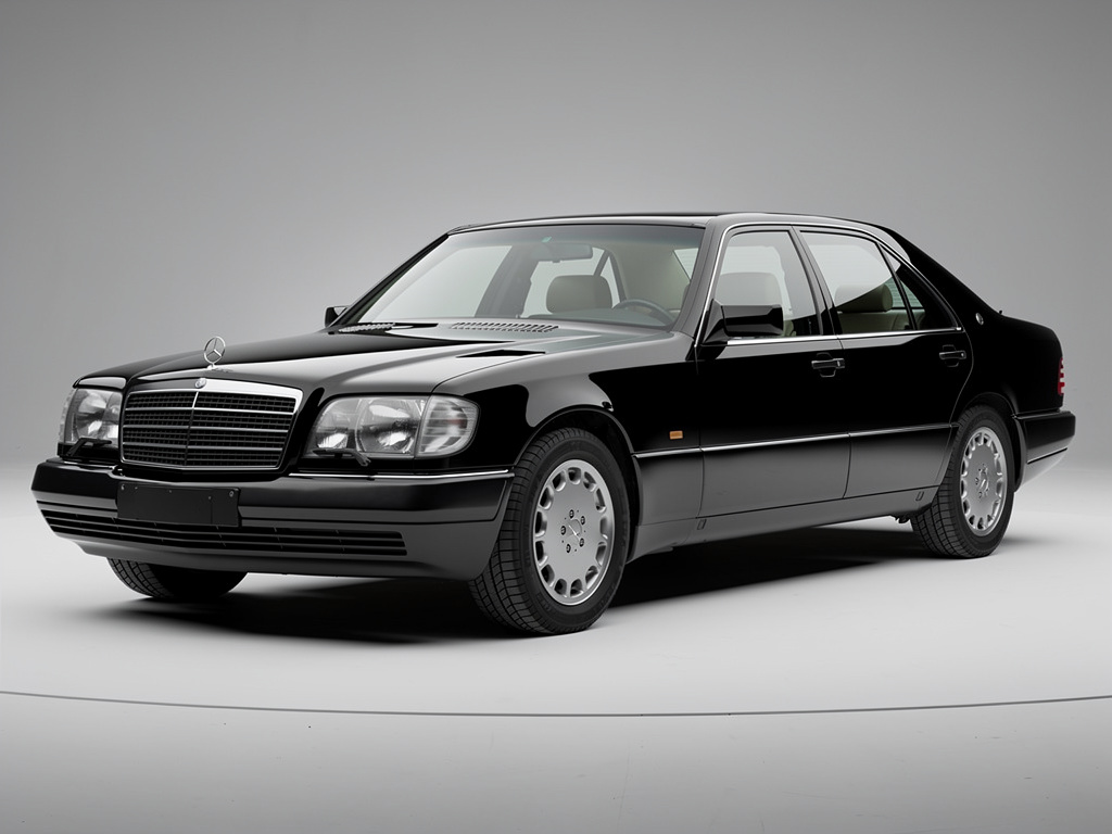 Седан Mercedes-Benz W140 в студийном ракурсе 3/4 спереди