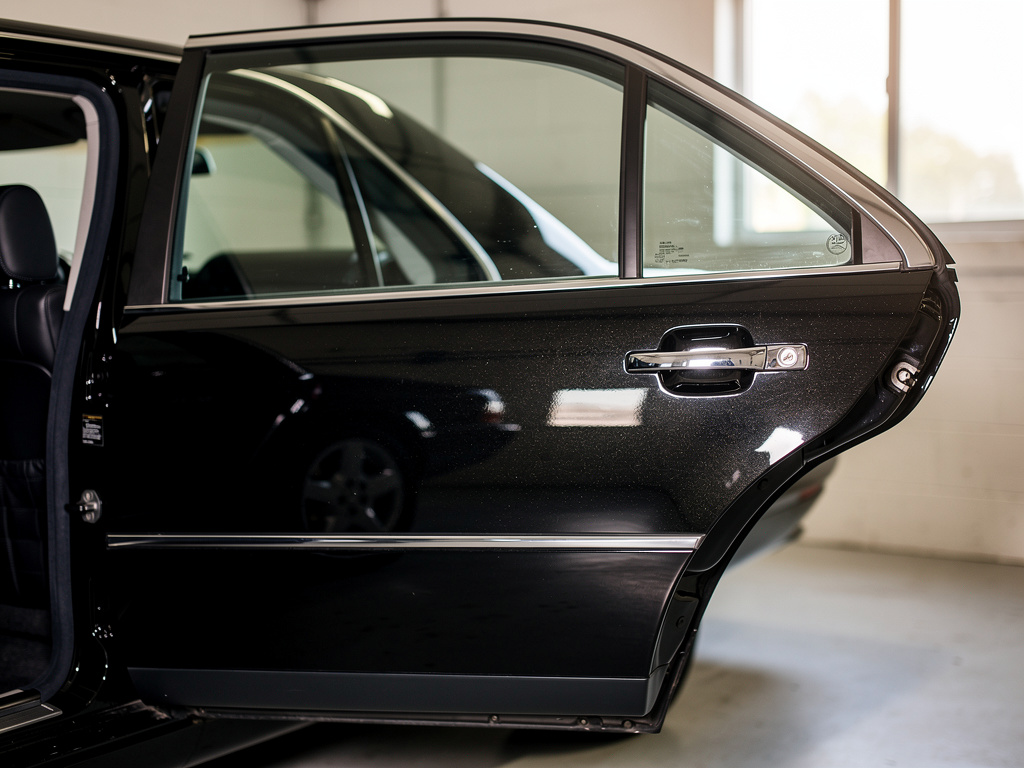Открытая задняя дверь Mercedes-Benz W140 с хромированной ручкой и личинкой замка